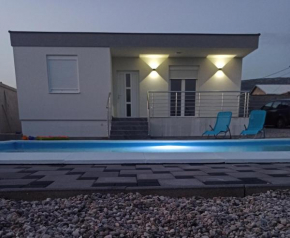 Holiday Home Sweet Retreat - with private pool